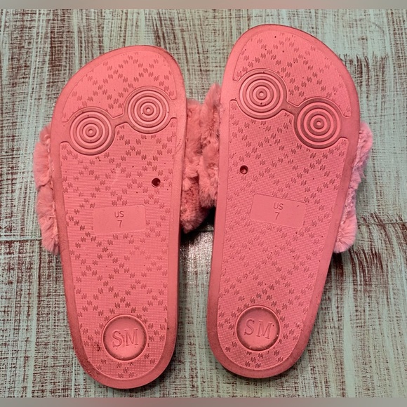 Steve Madden Pink Fluffy Furry Slides Size S/M 7 - Picture 5 of 5